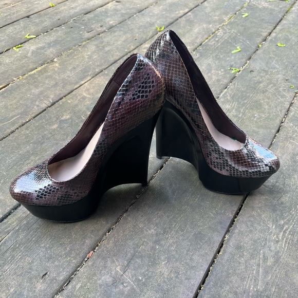 H by Halston Burgundy Embossed Snakeskin Vegan Leather Wedges Size 8M - Picture 3 of 11